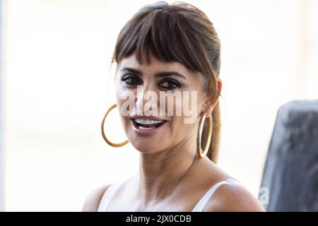 Lido Di Venezia, Italien. 06. September 2022. Penelope Cruz kommt am 6. September 2022 für den Film 'en Los Margenes' (On the Fringe), der beim Orizzonti-Wettbewerb im Rahmen des Internationalen Filmfestivals von Venedig 79. im Lido di Venezia in Venedig, Italien, vorgestellt wurde, zur Fotocall. © Foto: Cinzia Camela. Kredit: Unabhängige Fotoagentur/Alamy Live Nachrichten Stockfoto