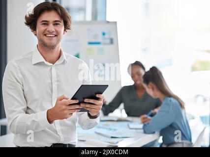 Digitales Marketing, Planung und Geschäftsmann arbeiten am Tablet mit Planer Team Brainstorming Idee im Büro. Portrait von jungen kreativen Praktikanten mit Stockfoto