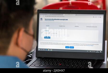 Thailand. 05. September 2022. Ein Regierungsbeamter sah, wie er Menschen am Dienstpunkt der Bezirksbüros von Muang Chiang Mai registrierte. Die Registrierung für das staatliche Sozialkartenprojekt für 2022 begann am 05. September - 19. Oktober für einkommensschwache Personen erhalten staatliche Sozialkarteninhaber derzeit eine monatliche Zahlung von 300 Baht. (Foto von Pongmanat Tasiri/SOPA Images/Sipa USA) Quelle: SIPA USA/Alamy Live News Stockfoto