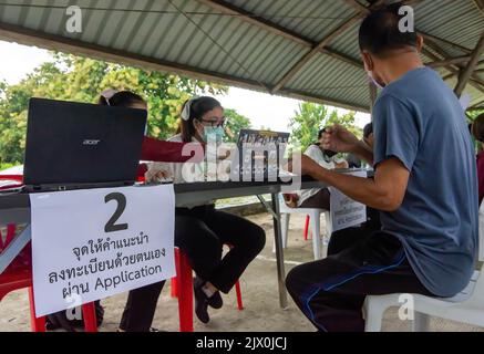 Thailand. 05. September 2022. Während des Registrierungsprozesses nehmen Personen an der Servicestelle der Bezirksbüros von Muang Chiang Mai Teil. Die Registrierung für das staatliche Sozialkartenprojekt für 2022 begann am 05. September - 19. Oktober für einkommensschwache Personen erhalten staatliche Sozialkarteninhaber derzeit eine monatliche Zahlung von 300 Baht. (Foto von Pongmanat Tasiri/SOPA Images/Sipa USA) Quelle: SIPA USA/Alamy Live News Stockfoto