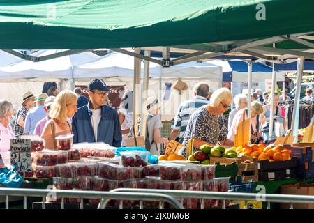 Obst- und Gemüsemarkt, Salisbury Market, Market Place, Guildhall Square, Salisbury, Wiltshire, England, Großbritannien Stockfoto