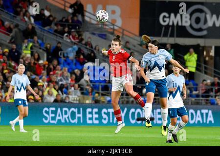 Cardiff, Wales. 6. September 2022. Angharad James von Wales fordert Kaja Korošec von Slowenien am 6. September 2022 im Cardiff City Stadium in Cardiff, Wales, Großbritannien, für einen Header beim Spiel der FIFA Frauen-WM-Qualifikationsgruppe I zwischen Wales und Slowenien heraus. Quelle: Duncan Thomas/Majestic Media. Kredit: Majestic Media Ltd/Alamy Live Nachrichten Stockfoto