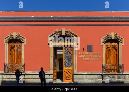 Schönes Gebäude der Architekturfakultät im Kolonialstil an der Avenue 5 de Mayo im historischen Zentrum von Oaxaca de Juarez, Bundesstaat Oaxaca, Mexiko Stockfoto