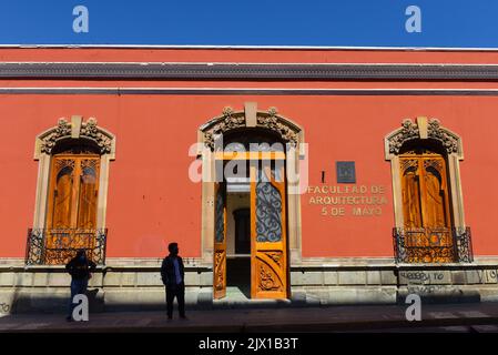 Schönes Gebäude der Architekturfakultät im Kolonialstil an der Avenue 5 de Mayo im historischen Zentrum von Oaxaca de Juarez, Bundesstaat Oaxaca, Mexiko Stockfoto