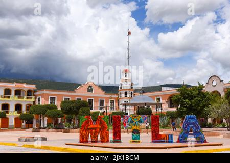 Der Hauptplatz der Stadt Mitla, Bundesstaat Oaxaca, Mexiko Stockfoto