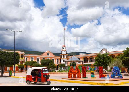 Der Hauptplatz der Stadt Mitla, Bundesstaat Oaxaca, Mexiko Stockfoto