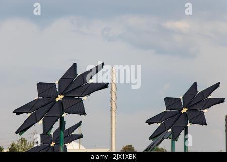 Am frühen Morgen werden abstrakte Solarpaneele in Form einer Blume (SolarFlower), ein innovatives erneuerbares Produkt, gesehen. Stockfoto