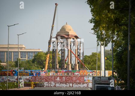NEW DELHI, INDIEN - 6. SEPTEMBER: Letzte Details werden dem Grand Canopy gegeben, wo die Statue von Netaji Subhash Chandra Bose für die große Veranstaltung (Einweihung der Central Vista Avenue) am 6. September 2022 in Neu-Delhi, Indien, installiert wird. Die Statue von Netaji Subhas Chandra Bose unter dem Dach des India Gate soll am 8. September enthüllt werden. Quellen sagten, dass Premierminister Narendra Modi die Statue zusammen mit der umgestalteten Central Vista Avenue einweihen wird. Die Statue ist Teil des RS 13.450-crore Central Vista Project. (Foto von Sanchit Khanna/Hindustan Times/Sipa USA) Stockfoto
