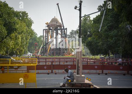 NEW DELHI, INDIEN - 6. SEPTEMBER: Letzte Details werden dem Grand Canopy gegeben, wo die Statue von Netaji Subhash Chandra Bose für die große Veranstaltung (Einweihung der Central Vista Avenue) am 6. September 2022 in Neu-Delhi, Indien, installiert wird. Die Statue von Netaji Subhas Chandra Bose unter dem Dach des India Gate soll am 8. September enthüllt werden. Quellen sagten, dass Premierminister Narendra Modi die Statue zusammen mit der umgestalteten Central Vista Avenue einweihen wird. Die Statue ist Teil des RS 13.450-crore Central Vista Project. (Foto von Sanchit Khanna/Hindustan Times/Sipa USA) Stockfoto