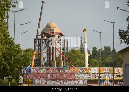 NEW DELHI, INDIEN - 6. SEPTEMBER: Letzte Details werden dem Grand Canopy gegeben, wo die Statue von Netaji Subhash Chandra Bose für die große Veranstaltung (Einweihung der Central Vista Avenue) am 6. September 2022 in Neu-Delhi, Indien, installiert wird. Die Statue von Netaji Subhas Chandra Bose unter dem Dach des India Gate soll am 8. September enthüllt werden. Quellen sagten, dass Premierminister Narendra Modi die Statue zusammen mit der umgestalteten Central Vista Avenue einweihen wird. Die Statue ist Teil des RS 13.450-crore Central Vista Project. (Foto von Sanchit Khanna/Hindustan Times/Sipa USA) Stockfoto