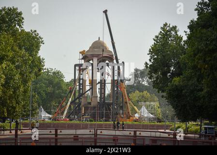 NEW DELHI, INDIEN - 6. SEPTEMBER: Letzte Details werden dem Grand Canopy gegeben, wo die Statue von Netaji Subhash Chandra Bose für die große Veranstaltung (Einweihung der Central Vista Avenue) am 6. September 2022 in Neu-Delhi, Indien, installiert wird. Die Statue von Netaji Subhas Chandra Bose unter dem Dach des India Gate soll am 8. September enthüllt werden. Quellen sagten, dass Premierminister Narendra Modi die Statue zusammen mit der umgestalteten Central Vista Avenue einweihen wird. Die Statue ist Teil des RS 13.450-crore Central Vista Project. (Foto von Sanchit Khanna/Hindustan Times/Sipa USA) Stockfoto