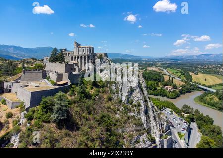 Blick auf die historische Stadt Sisteron mit Fluss Durance, Tore zur Provence, Sommerurlaub in Frankreich Stockfoto