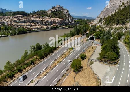 Blick auf die historische Stadt Sisteron mit Fluss Durance, Tore zur Provence, Sommerurlaub in Frankreich Stockfoto