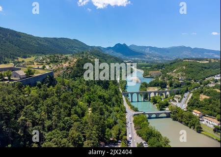 Blick auf die historische Stadt Sisteron mit Fluss Durance, Tore zur Provence, Sommerurlaub in Frankreich Stockfoto