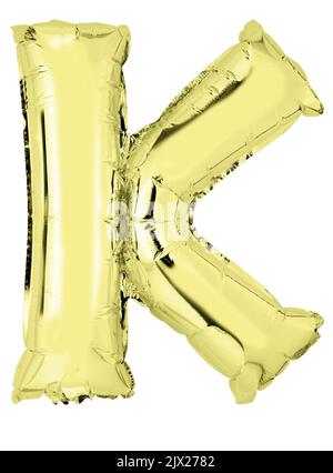 Buchstabe K in goldenem Mylar-Ballon isoliert auf Weiß Stockfoto