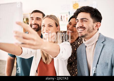 Teamwork Selfie, Geschäftsleute und Mitarbeiter posieren für Social Media Foto auf Tablet als glücklich, Lächeln und erfolgreiche Zusammenarbeit in der Büroagentur Stockfoto