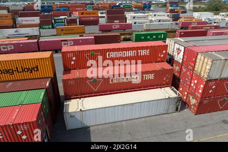 Ein Luftfoto über einem Transportbehälter für kanadische Reifen in einem Versandterminal. Canadian Tire ist ein großes Einzelhandelsunternehmen, das in ganz Kanada beliebt ist. Stockfoto