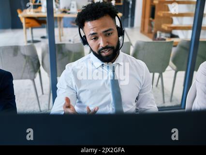Beratung, Kommunikation und Call-Center-Hilfe, Arbeit und Beratung mit Online-IT-Problem. Mitarbeiter, E-Commerce- oder Kundendienstmitarbeiter Stockfoto