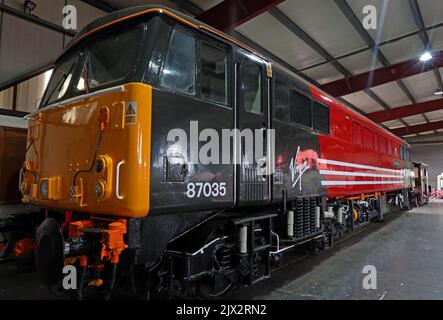 Die Livemusik von Virgin Trains wurde auf einer elektrischen Lokomotive der Klasse 87 im Crewe Heritage Centre vorgestellt - Triebwerk Motor 87035, Cheshire, England, UK, CW1 2DB Stockfoto