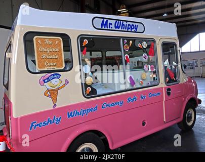 Pink Mr. Whippy, frisch gepeitschter cremiger Eiswagen, gebaut von Whitby Morrison, Crewe, Cheshire, England, Vereinigtes Königreich, CW1 6TT Stockfoto