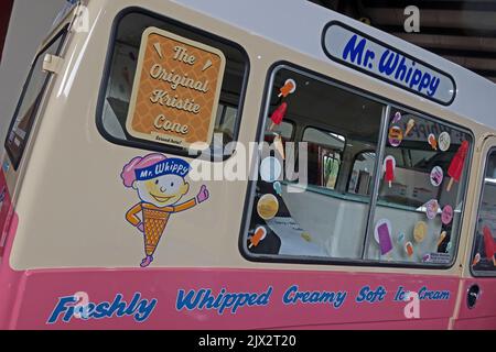 Pink Mr. Whippy, frisch gepeitschter cremiger Eiswagen, gebaut von Whitby Morrison, Crewe, Cheshire, England, Vereinigtes Königreich, CW1 6TT Stockfoto