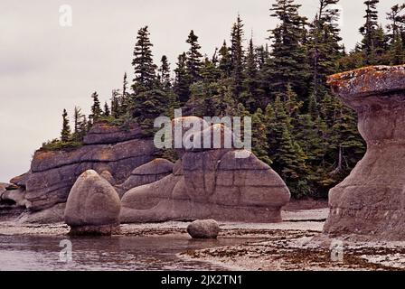 Diese Felsformationen, auch Monolithen genannt, befinden sich im Mingan Archipelago National Park Reserve Stockfoto