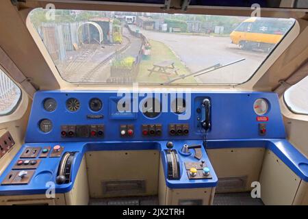 British Rail APT-Fahrer Cab, BREL und British Rail Research Division Advanced Passenger Train Prototype 370006 in Crewe, Cheshire, England, Großbritannien Stockfoto