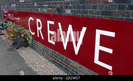 Eine Viertelmeile nach Crewe, Schild an der North Junction Signalbox, West Coast Mainline, WCML Railway, Cheshire, England, VEREINIGTES KÖNIGREICH , CW1 2DB Stockfoto