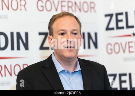 New York, New Yorkn, USA. 6. September 2022. Republikanische und konservative Parteien nominiert für die Pressekonferenz von Gouverneur Lee Zeldin zur Debatte im Zeldin NYC-Kampagnenhauptsitz. Zeldin forderte Gouverneur Kathy Hochul auf, sich ihm für mindestens fünf Fernsehdebatten in ganz New York anzuschließen. (Bild: © Lev Radin/Pacific Press via ZUMA Press Wire) Stockfoto