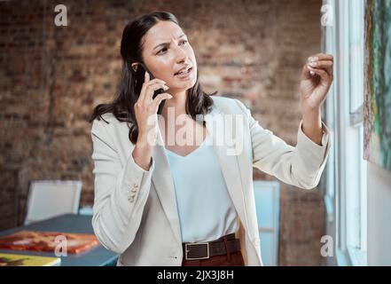 Telefon, Kommunikation und Networking mit einer Kunstgalerie-Managerin, die bei einem Anruf in ihrem Büro bei der Arbeit über ein Gemälde streitet. Weibliche Chefin, die Kunstwerke verkauft Stockfoto