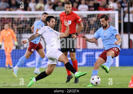 Sevilla, Sevilla, Spanien. 6. September 2022. Francisco Alarcon ''Iisco'' vom FC Sevilla konkurriert mit Bernardo Silva von Manchester City während des UEFA Champions League Group G-Etappenspieles zwischen dem FC Sevilla und Manchester City bei Ramon Sanchez Pizjuan am 06. September 2022 in Sevilla, Spanien, um den Ball. (Bild: © Jose Luis Contreras/DAX via ZUMA Press Wire) Stockfoto