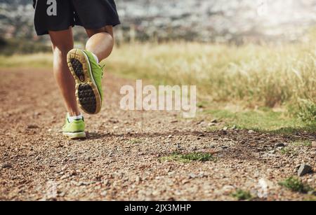 Immer näher an seine Ziele. Rückansicht eines Mannes, der im Freien läuft. Stockfoto