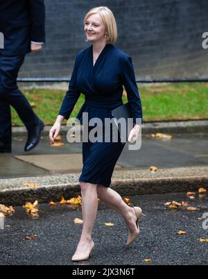 London, Großbritannien. 06. September 2022. Liz Truss, die britische Premierministerin, vor der Downing Street 10 gesehen. Sie kam an, nachdem sie aus Balmoral herabgefahren war, wo der ehemalige Außenminister offiziell von der Königin ernannt wurde. Kredit: SOPA Images Limited/Alamy Live Nachrichten Stockfoto