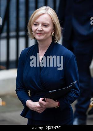 London, Großbritannien. 06. September 2022. Liz Truss, die britische Premierministerin, vor der Downing Street 10 gesehen. Sie kam an, nachdem sie aus Balmoral herabgefahren war, wo der ehemalige Außenminister offiziell von der Königin ernannt wurde. Kredit: SOPA Images Limited/Alamy Live Nachrichten Stockfoto