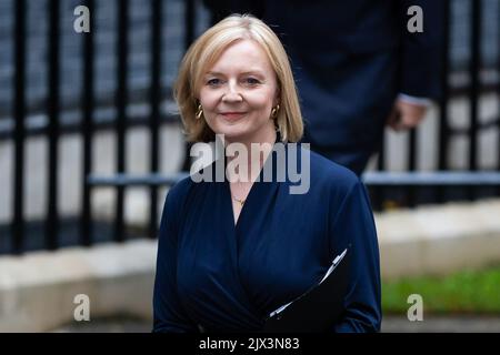 London, Großbritannien. 06. September 2022. Liz Truss, die britische Premierministerin, vor der Downing Street 10 gesehen. Sie kam an, nachdem sie aus Balmoral herabgefahren war, wo der ehemalige Außenminister offiziell von der Königin ernannt wurde. Kredit: SOPA Images Limited/Alamy Live Nachrichten Stockfoto