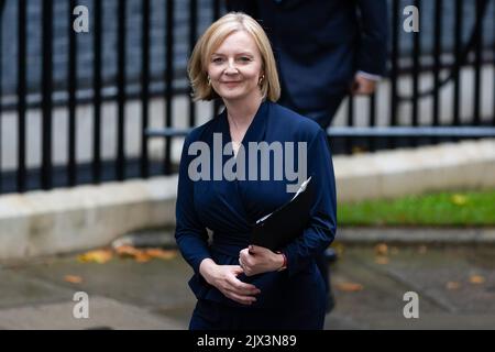 London, Großbritannien. 06. September 2022. Liz Truss, die britische Premierministerin, vor der Downing Street 10 gesehen. Sie kam an, nachdem sie aus Balmoral herabgefahren war, wo der ehemalige Außenminister offiziell von der Königin ernannt wurde. Kredit: SOPA Images Limited/Alamy Live Nachrichten Stockfoto