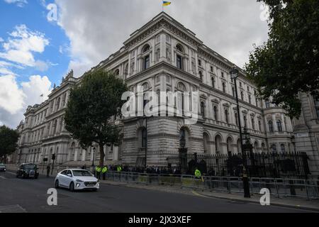 London, Großbritannien, 6.. September 2022, wird Liz Truss die britische Premierministerin von 56. und kommt in der Downing Street an. Kurz bevor sie ankam, öffnete sich der Himmel mit sintflutartigen Regenfällen. Sie flog von Balmoral zurück, nachdem die Königin sie ernannt hatte., Andrew Lalchan Photography/Alamy Live News Stockfoto