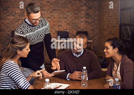 Ich denke, wir könnten hier etwas mehr Körper hinzufügen: Eine Gruppe von Geschäftsleuten, die sich im Sitzungssaal treffen. Stockfoto