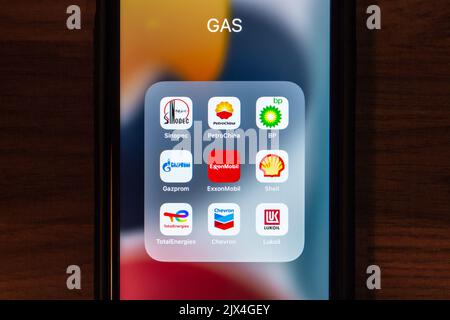 Beliebte Symbole von Gasunternehmen auf dem iPhone. Sinopec, PetroChina, BP plc, Gazprom, ExxonMobil, Shell plc, TotalEnergies, Chevron Corporation und Lukoil. Stockfoto