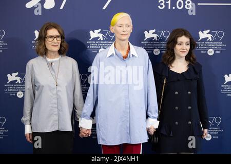 Lido Di Venezia, Italien. 06. September 2022. Die britische Regisseurin Joanna Hogg, die britische Schauspielerin Tilda Swinton und die britische Schauspielerin Carly-Sophia Davies posieren am 6. September 2022 während einer Fotowand für den Film „The Eternal Daughter“, der beim Wettbewerb Venezia 79 im Rahmen des Internationalen Filmfestivals von Venedig 79. im Lido di Venezia in Venedig, Italien, vorgestellt wurde. © Foto: Cinzia Camela. Kredit: Unabhängige Fotoagentur/Alamy Live Nachrichten Stockfoto
