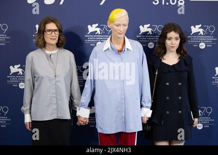 Lido Di Venezia, Italien. 06. September 2022. Die britische Regisseurin Joanna Hogg, die britische Schauspielerin Tilda Swinton und die britische Schauspielerin Carly-Sophia Davies posieren am 6. September 2022 während einer Fotowand für den Film „The Eternal Daughter“, der beim Wettbewerb Venezia 79 im Rahmen des Internationalen Filmfestivals von Venedig 79. im Lido di Venezia in Venedig, Italien, vorgestellt wurde. © Foto: Cinzia Camela. Kredit: Unabhängige Fotoagentur/Alamy Live Nachrichten Stockfoto