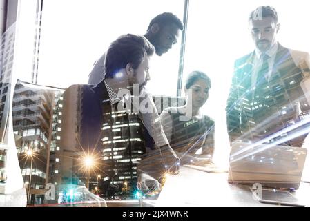Der Erfolg dieses Unternehmens ist seinen Mitarbeitern zu verdanken. Mehrfachaufnahmen von Kollegen in einem Meeting über einem Stadthintergrund. Stockfoto