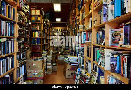 Eine horizontale Ansicht von Büchern in einem Buchladen in Coombs auf Vancouver Island British Columbia, Kanada Stockfoto