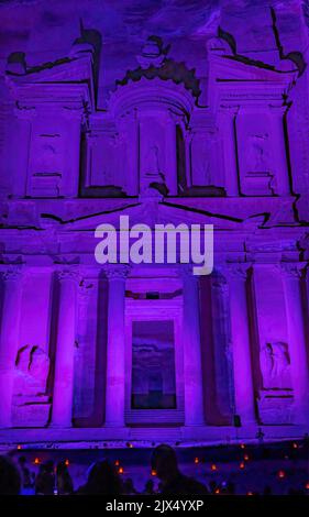 Purple Treasury beleuchtete Nacht kleine Feuer Petra Jordan erbaut von Nabataens im Jahr 100 v. Chr. Petra in der Nacht ist spezielle Präsentationen für Touristen Stockfoto