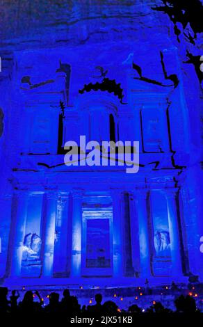 Blaue Schatzkammer beleuchtete Nacht kleine Feuer Petra Jordan erbaut von Nabataens im Jahr 100 v. Chr. Petra in der Nacht ist eine besondere Präsentation für Touristen Stockfoto