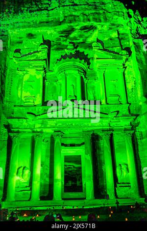 Grüne Schatzkammer beleuchtete Nacht kleine Feuer Petra Jordan erbaut von Nabataens im Jahr 100 v. Chr. Petra in der Nacht ist eine besondere Präsentation für Touristen Stockfoto