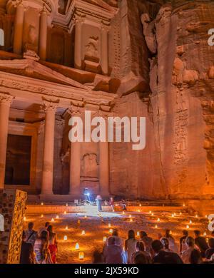 Schatzkammer beleuchtete Nacht Präsentation kleine Feuer Petra Jordan erbaut von Nabataens im Jahr 100 v. Chr. Petra in der Nacht ist spezielle Präsentationen für Touristen Stockfoto