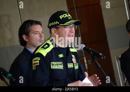 Bogota, Kolumbien. 06. September 2022. Bogotas Polizeikommandant, Brigadier-General Carlos Triana, spricht nach einem sicherheitsrat im Bürgermeistergebäude von Bogota mit den Medien, da immer mehr Leichen in der Stadt Bogota, Kolumbien, gefunden wurden. 5. September 2022. Foto: Martin Galindo/Long Visual Press Kredit: Long Visual Press/Alamy Live News Stockfoto