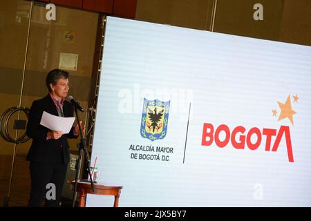 Bogota, Kolumbien. 06. September 2022. Die Bürgermeisterin von Bogota, Claudia Lopez, spricht mit den Medien nach einem sicherheitsrat im Bürgermeistergebäude von Bogota, aufgrund der Zunahme von Leichen, die in der Stadt Bogota, Kolumbien, gefunden wurden. 5. September 2022. Foto: Martin Galindo/Long Visual Press Kredit: Long Visual Press/Alamy Live News Stockfoto