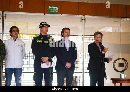 Bogota, Kolumbien. 06. September 2022. Bogotas Polizeikommandant Brigadier-General Carlos Triana (links), Bogotas Sicherheitsminister Anibal Fernandez de Soto (Mitte) und Bogotas Bürgermeisterin Claudia Lopez (rechts) sprechen mit den Medien nach einem sicherheitsrat im Bürgermeistergebäude von Bogota aufgrund der Zunahme von Leichen, die in der Stadt Bogota, Kolumbien, gefunden wurden. 5. September 2022. Foto: Martin Galindo/Long Visual Press Kredit: Long Visual Press/Alamy Live News Stockfoto